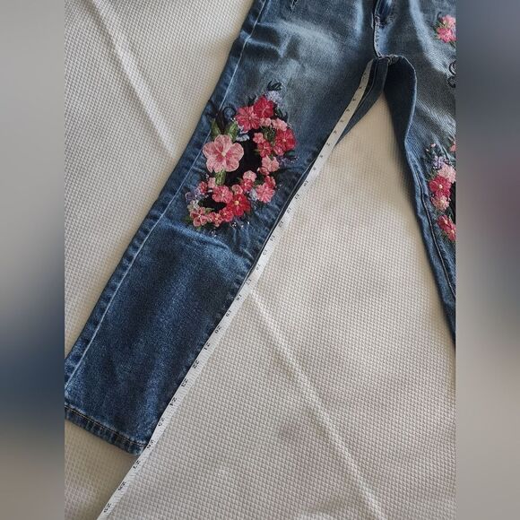 Celebrity Pink RE Gen Ankle Cropped Floral Embroidered Jeans - Picture 9 of 9